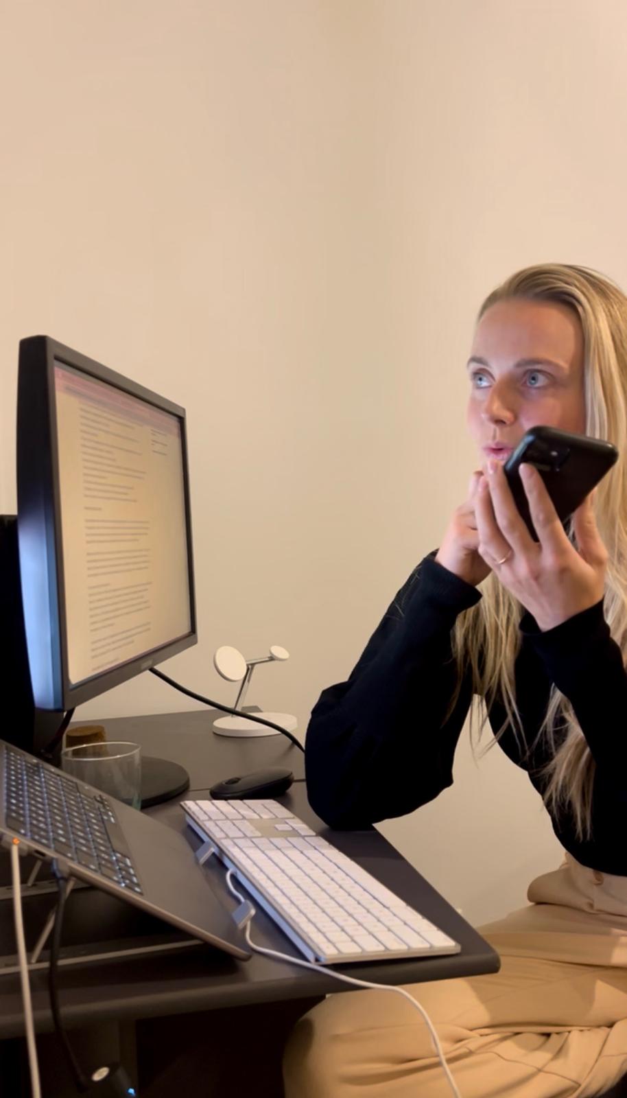 Anique van Tol als virtual assistant aan het werk achter haar bureau