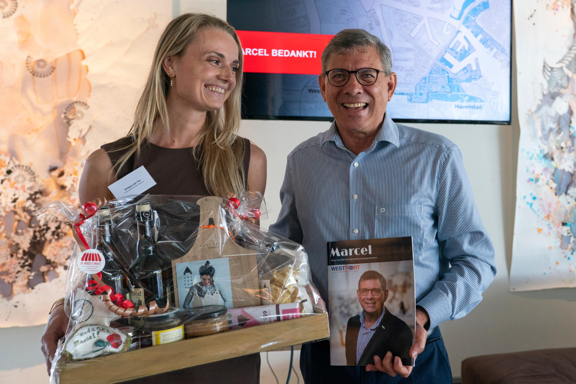 Anique van Tol overhandigt een bedankpakket als community manager van Ondernemersvereniging Westpoort