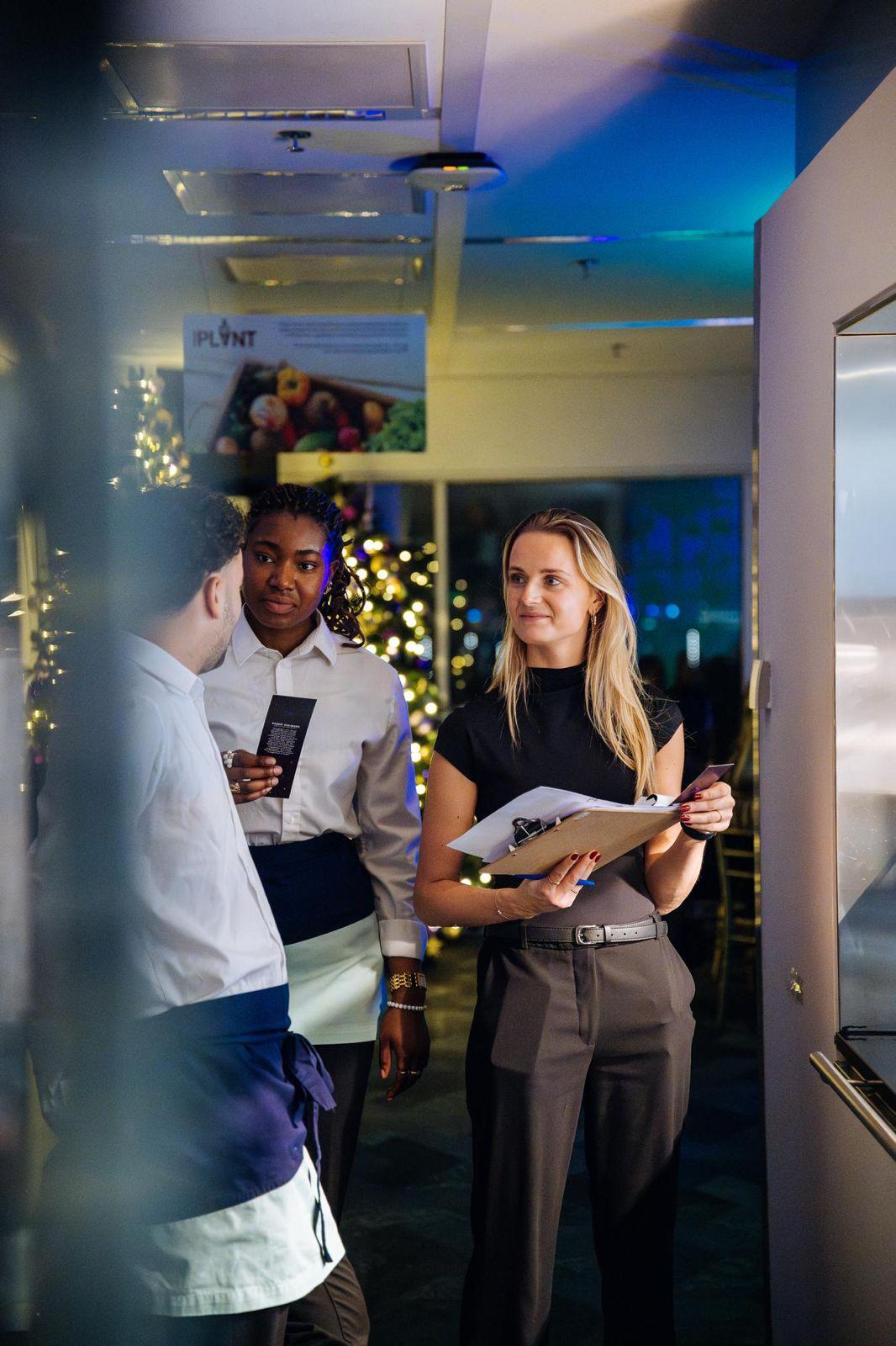Anique van Tol briefingt twee crewleden voor een evenement