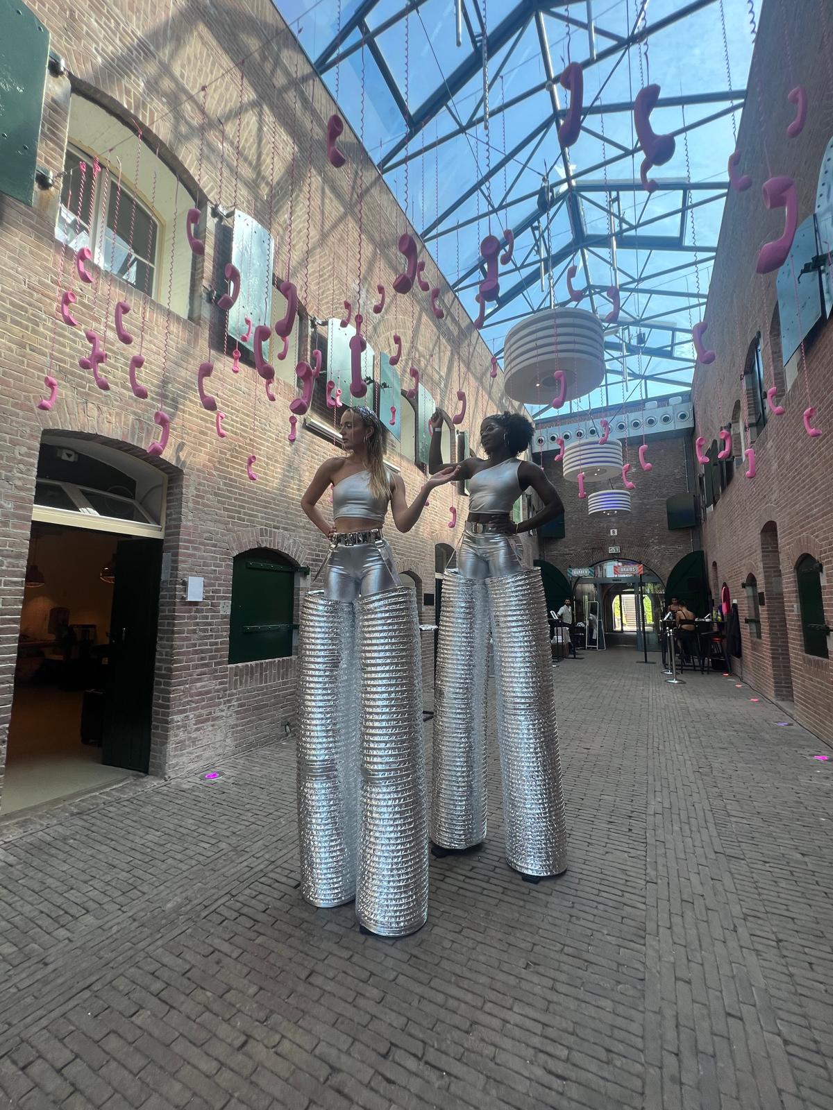 Anique van Tol op stelten als walking act bij een zakelijk evenement